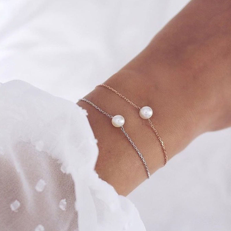 Delicadeza y estilo: Pulsera de perlas de imitación con diseño minimalista